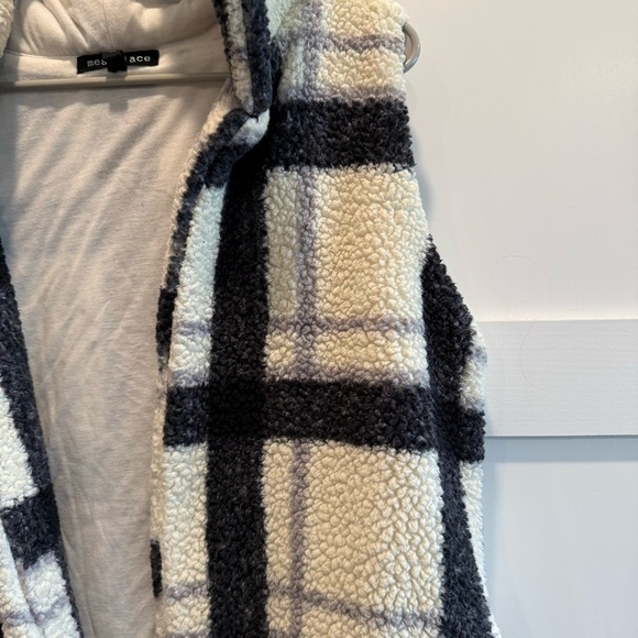 Black and Cream XL Sherpa Vest - Picture 3 of 7